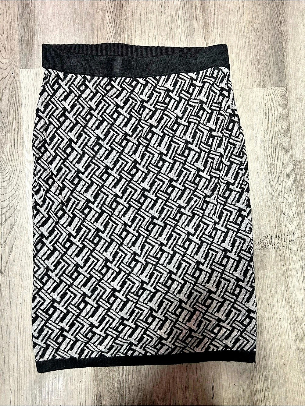 retrology Geometric Mini Skirt in Black & White Size Small